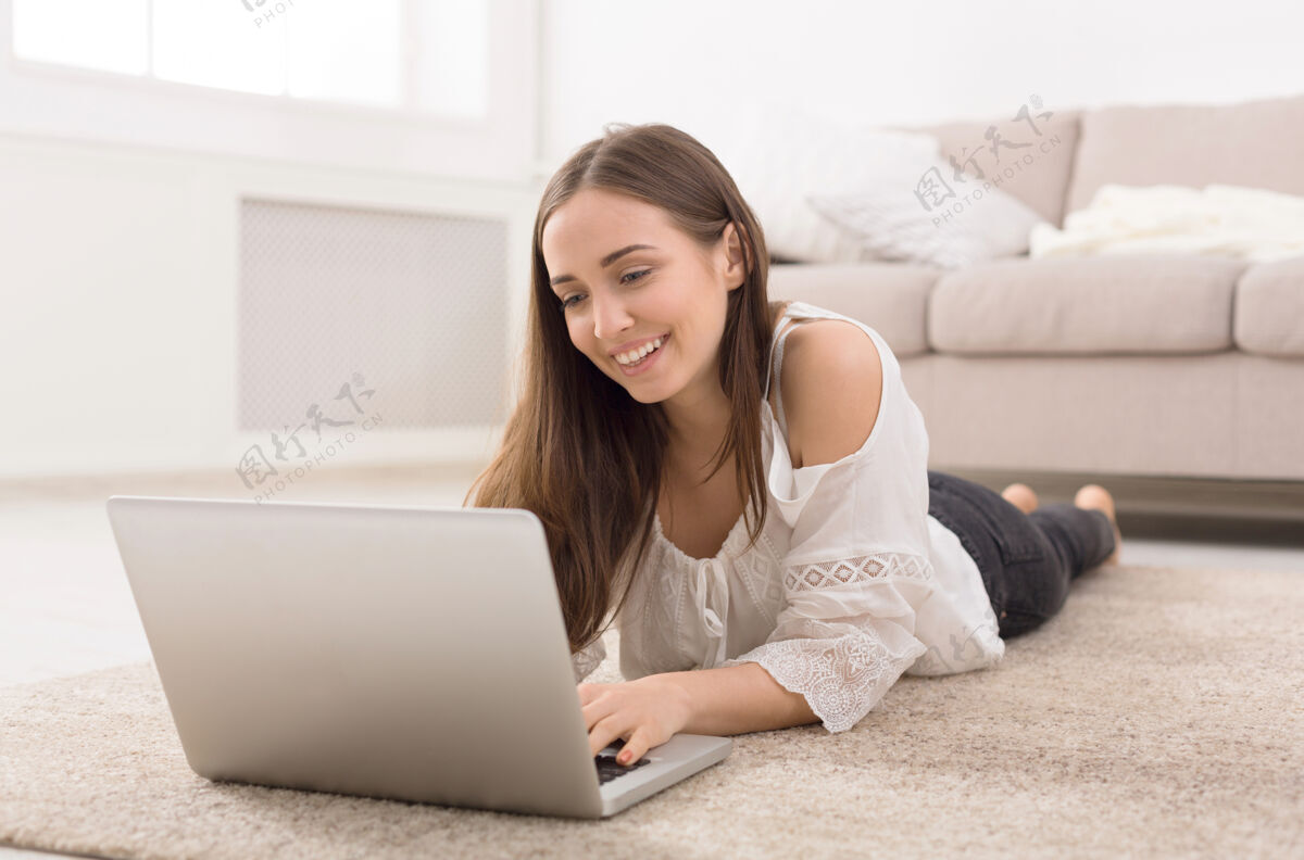 白种人年轻女子在笔记本电脑上在线聊天黑发数码朋友