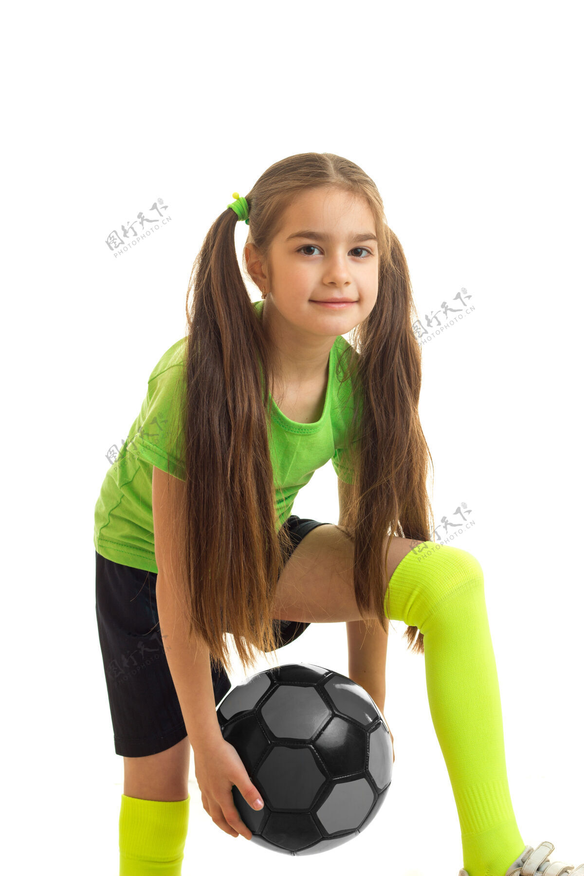 比赛垂直的小女学生手上拿着彩色足球 孤立在白色上球员足球举行