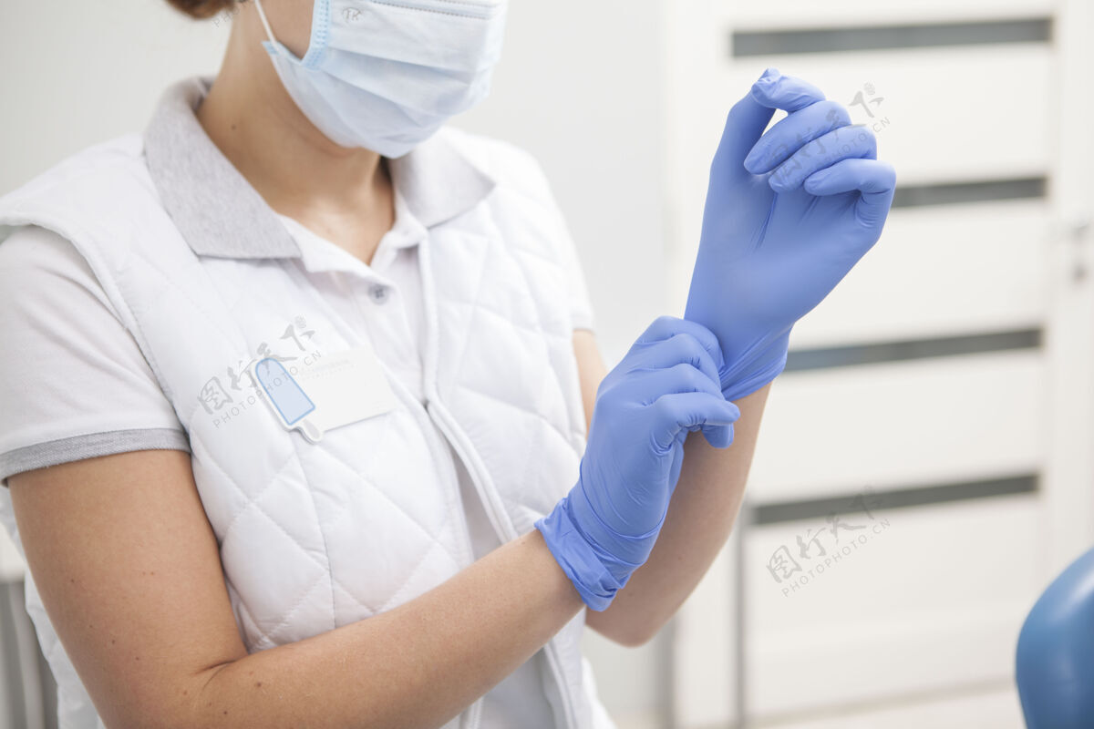 工作女医生戴着橡胶手套 在医院工作医生防护医疗