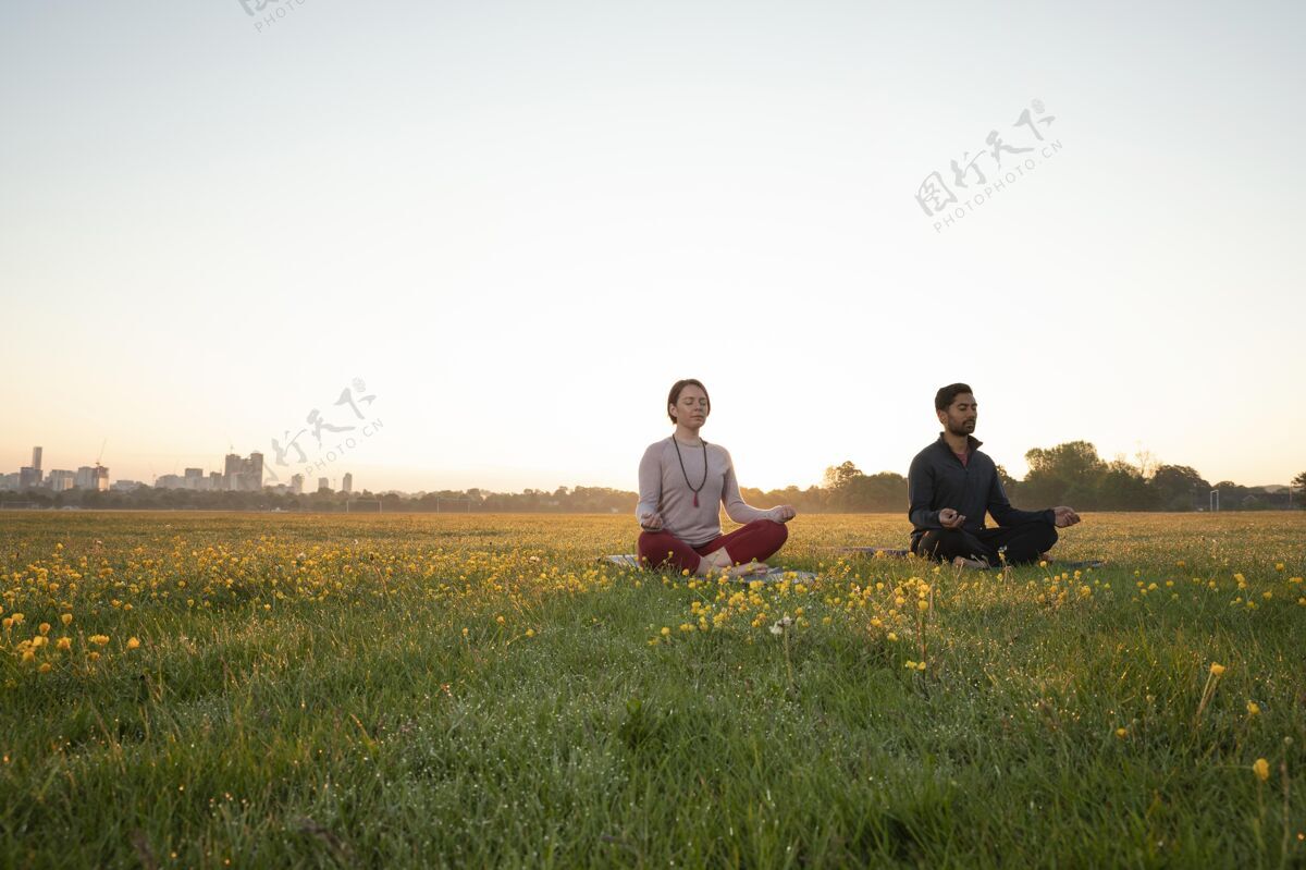 复制空间男人和女人一起在户外做瑜伽心灵女人男人