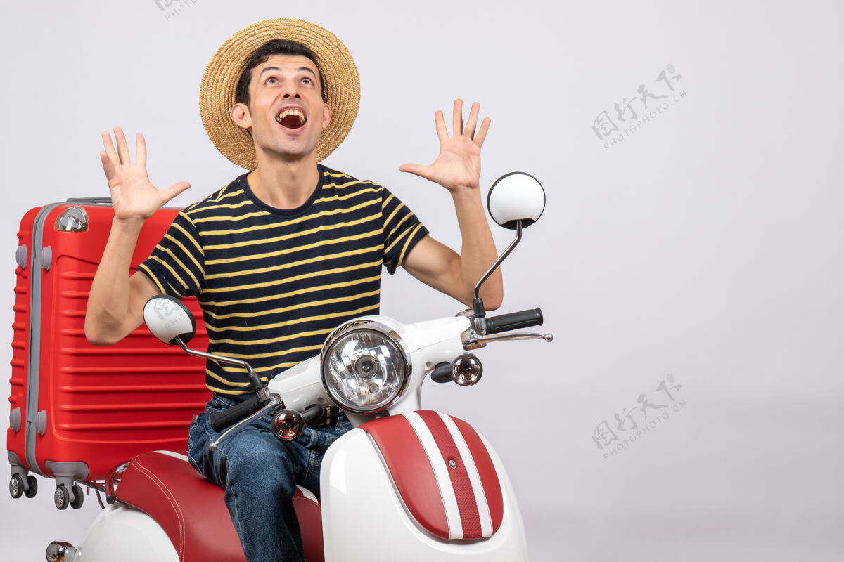 人骑着轻便摩托车戴着草帽的年轻人的正面照片人稻草渲染