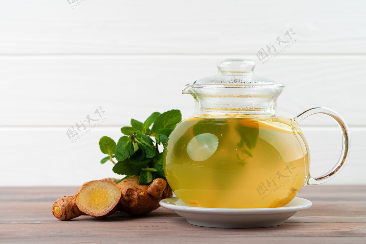 茶玻璃茶壶里有姜和柑橘健康切片柠檬