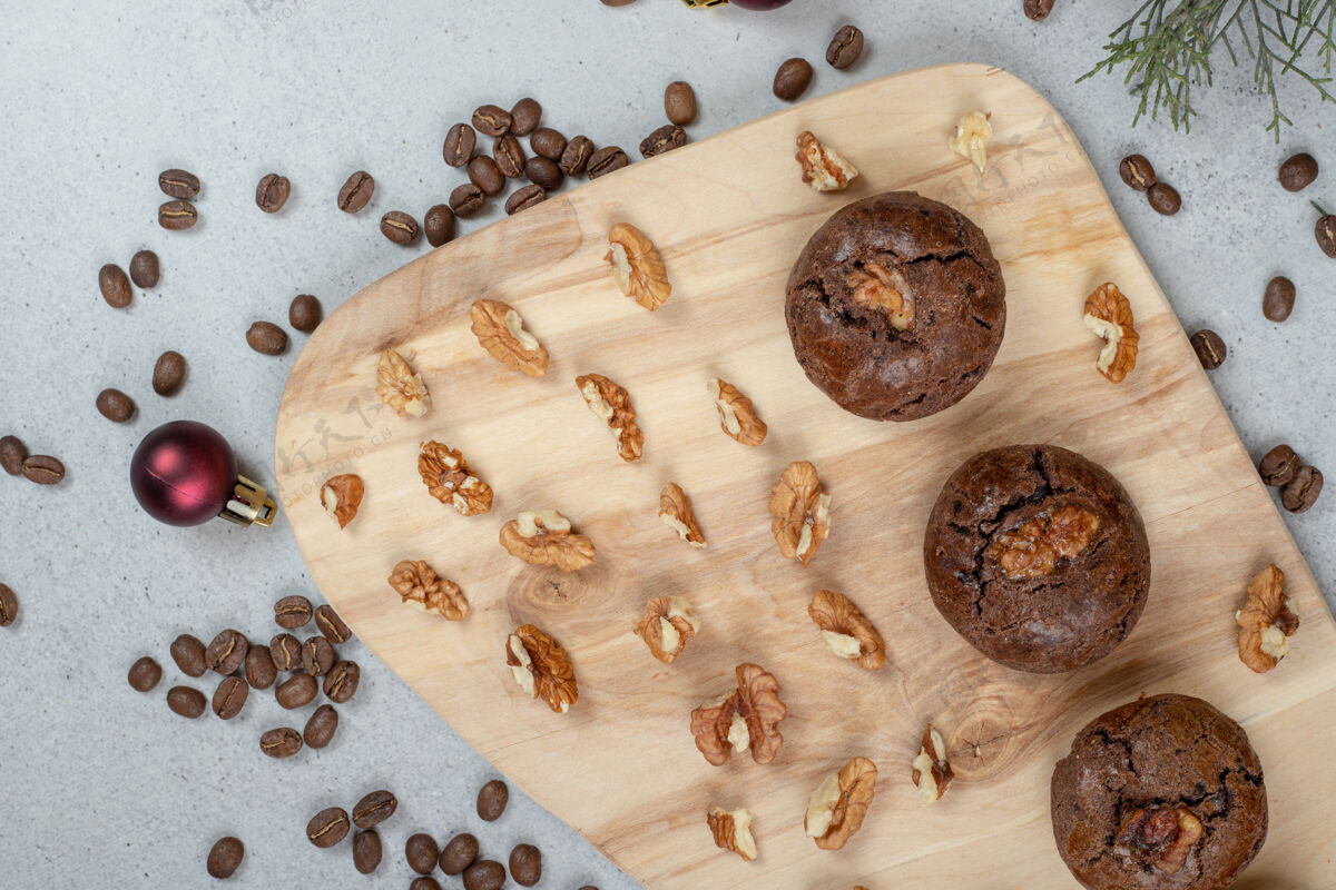 谷物巧克力饼干配核桃和咖啡豆 圣诞球放在木板上豆类饼干咖啡