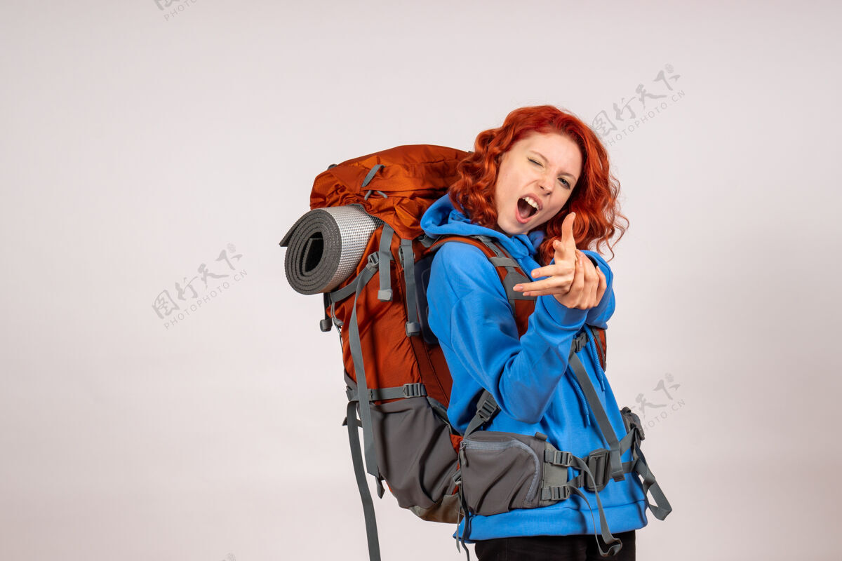 度假女游客背着背包上山旅游山人美丽