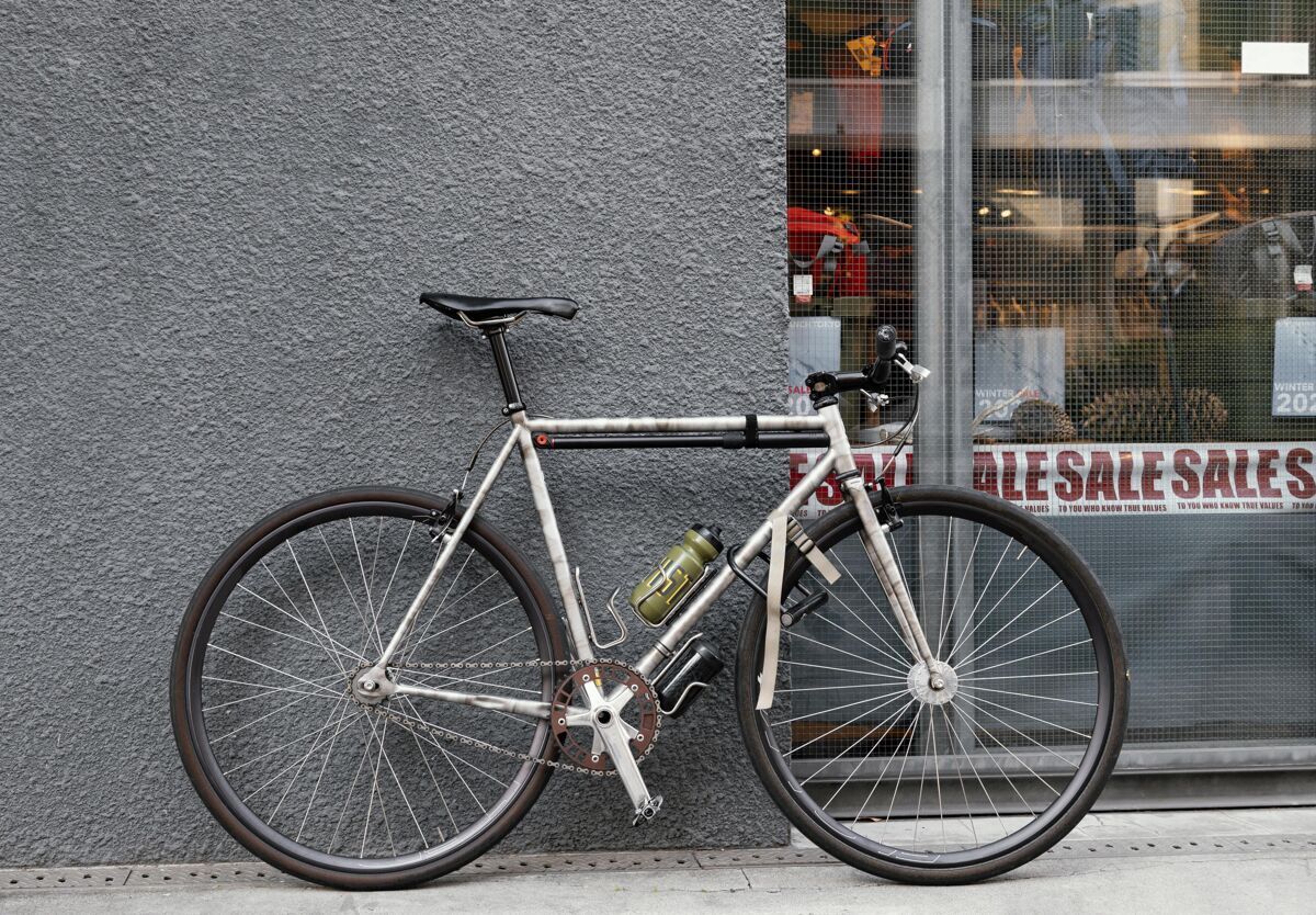 城市墙上生锈的旧自行车户外水平休闲