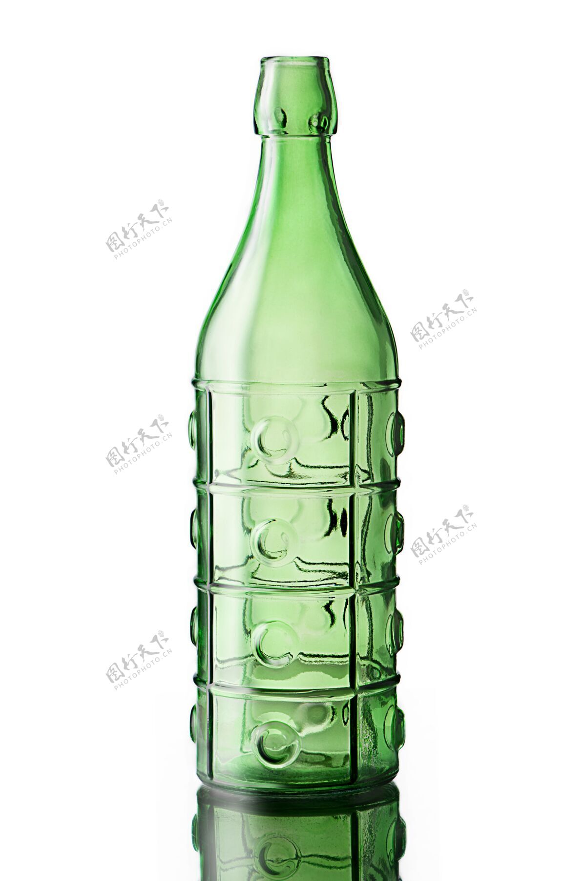奇迹的特写垂直拍摄的绿色玻璃瓶隔离在白色背景上垂直的瓶子新的