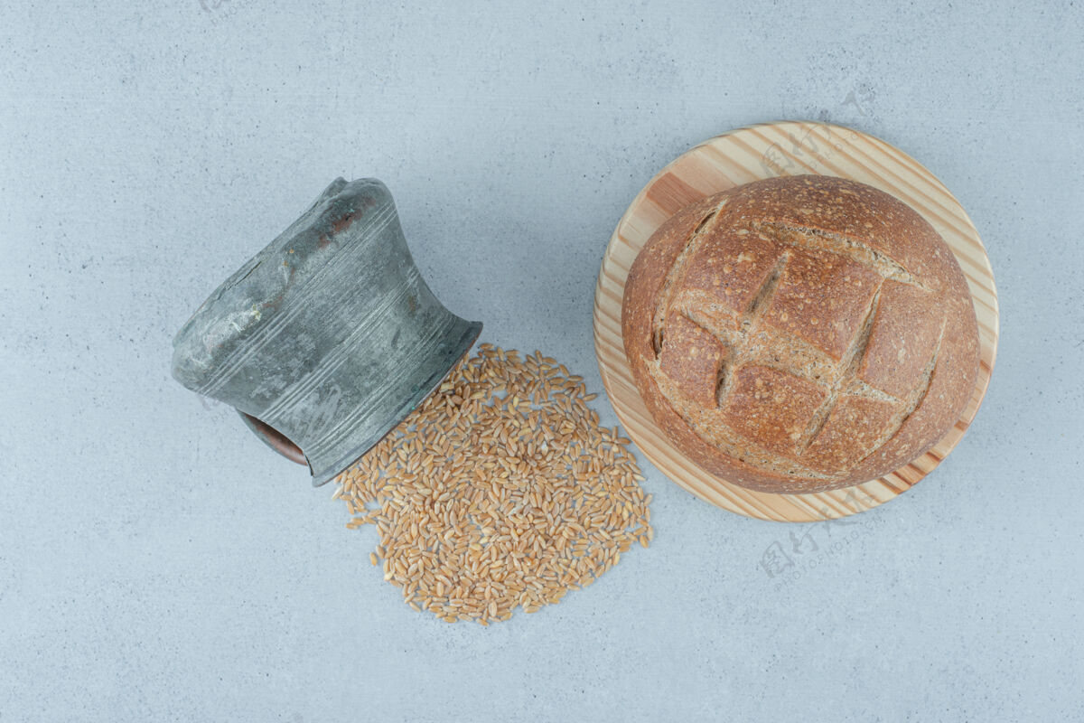 大麦黑麦面包卷放在木板上 配上一大杯大麦面包房董事会食品