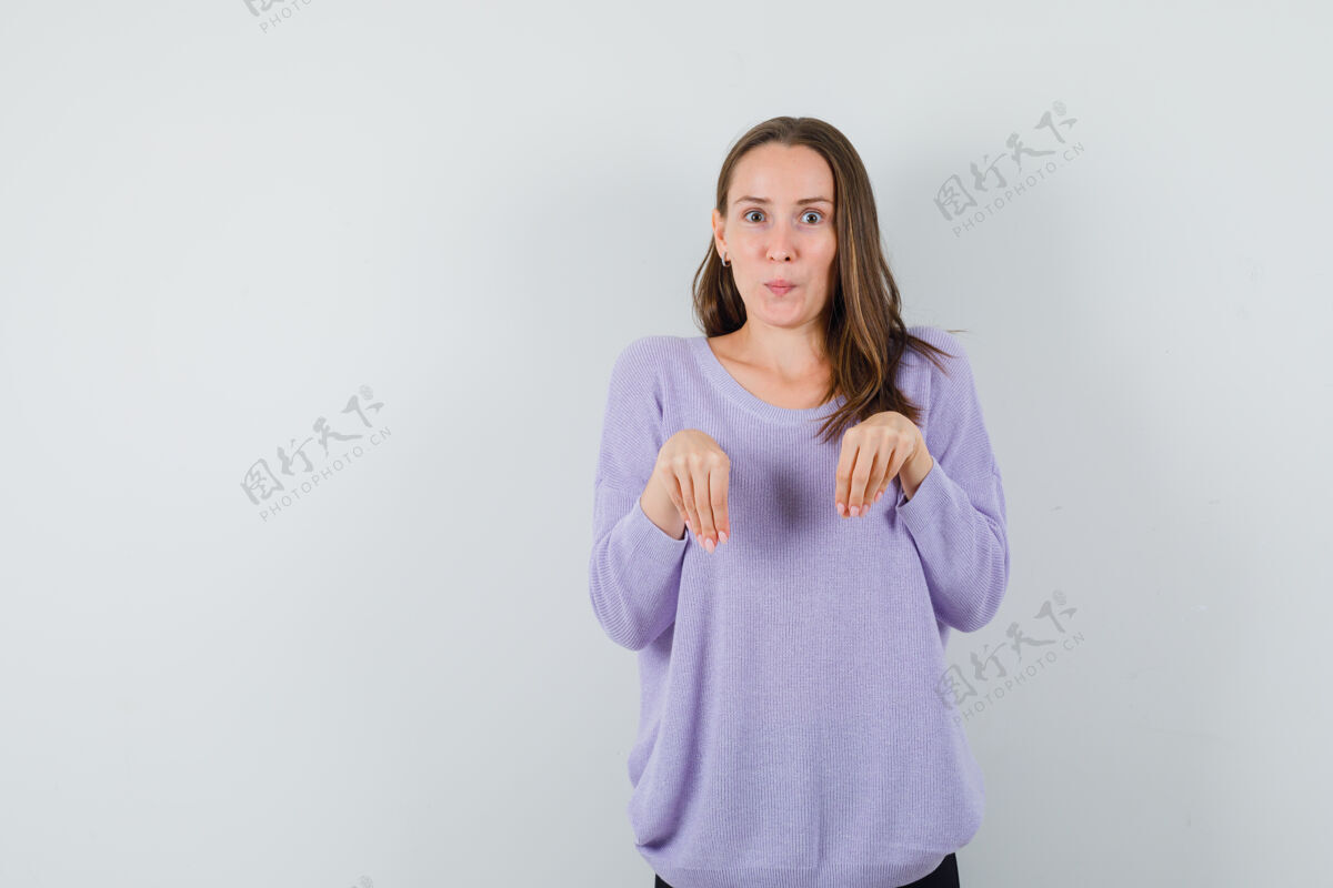 黑发年轻的女性显示在淡紫色衬衫兔子的姿态 看起来可爱前视图文本空间干净新鲜衬衫