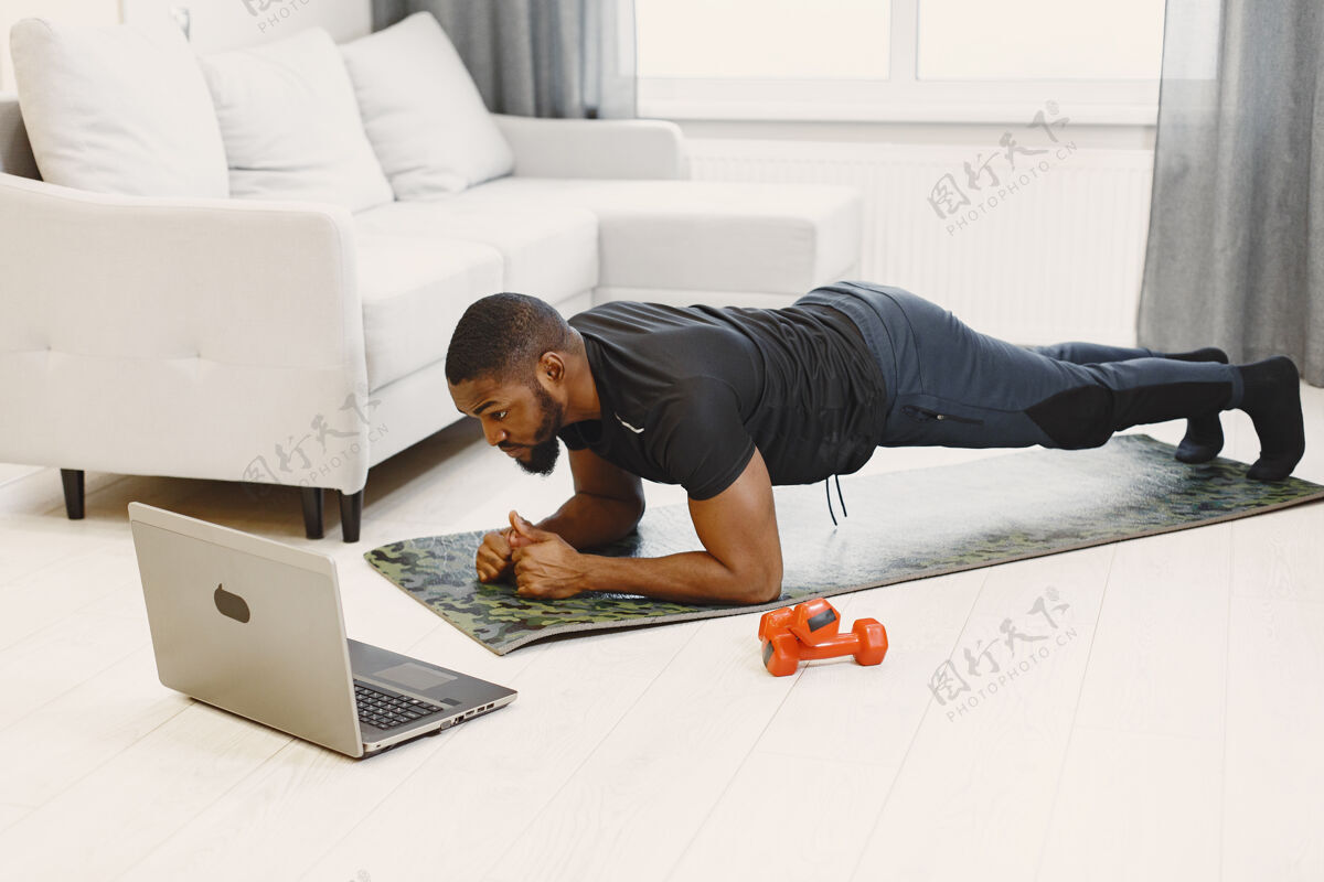 非洲裔在家训练的家伙运动员健身房身体