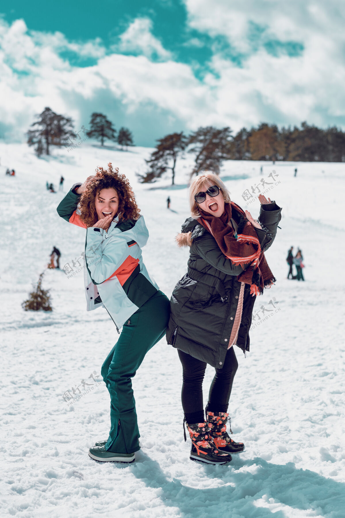 友谊两个快乐的女人站在雪地上玩摄影坠入爱河异性伴侣