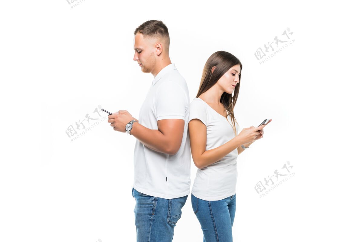 网络一对漂亮的情侣 用手机互相依偎着 隔着一片白色年轻脸女朋友