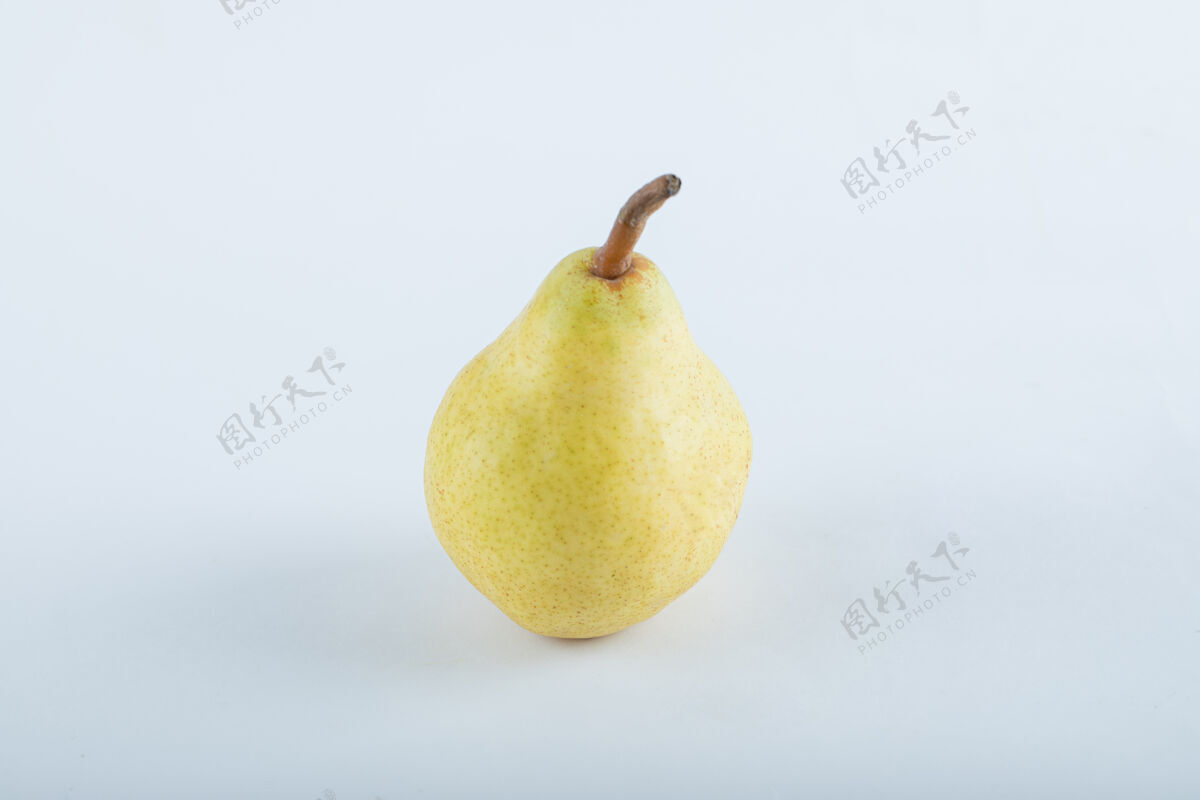 天然熟透的黄梨子在白色上熟水果有机