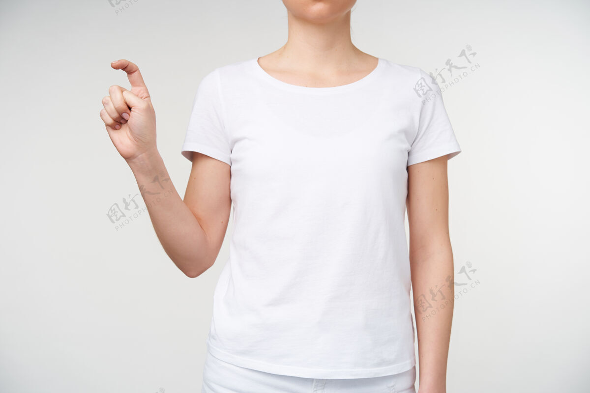 室内穿着休闲服的年轻女士在白色背景下学习聋哑字母表并显示字母x的室内照片手和标志概念女性手指符号
