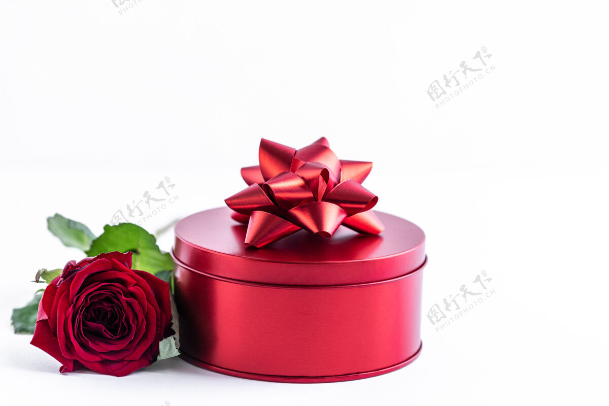 购买红盒子上有玫瑰 白盒子上有玫瑰空白圣诞节礼品