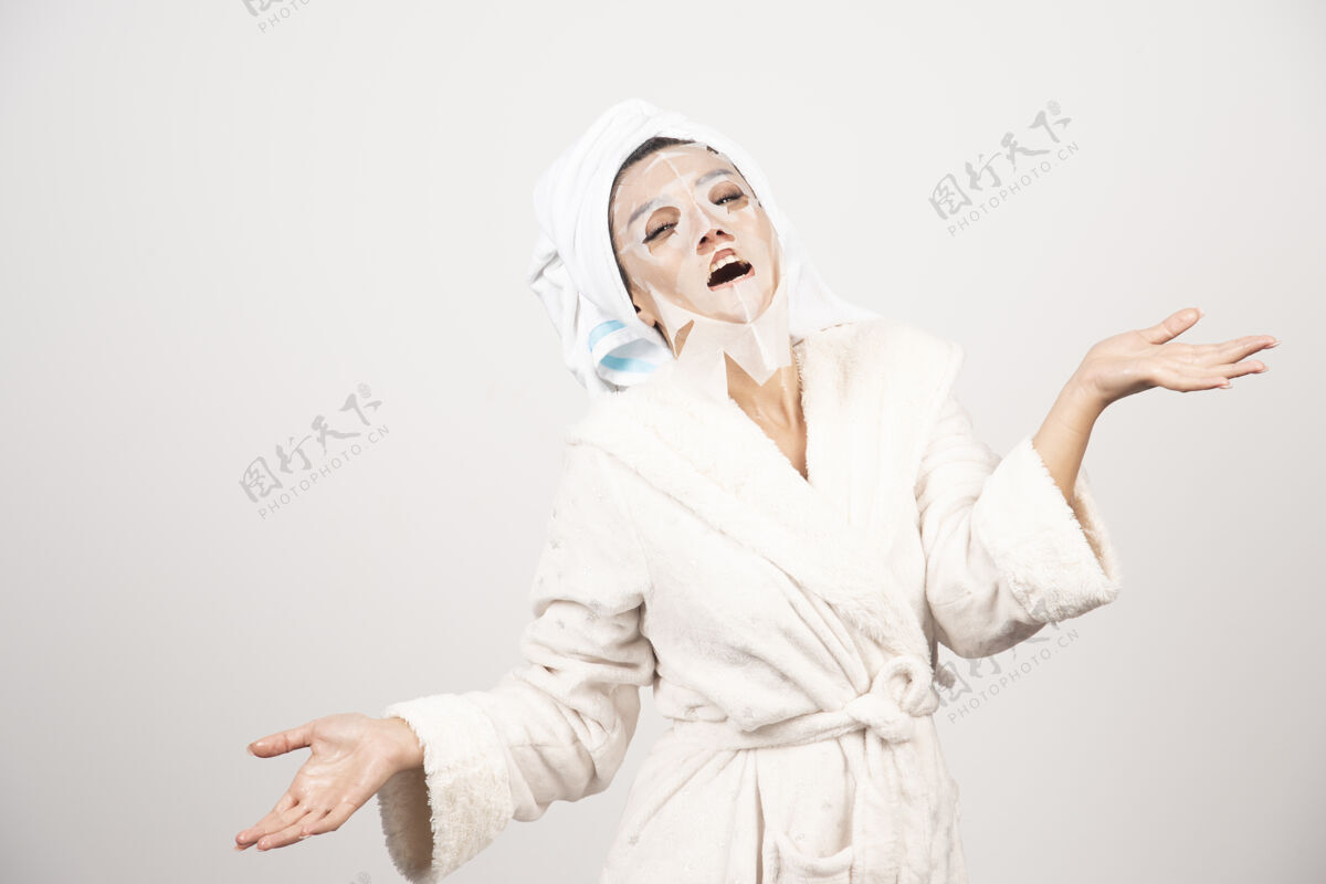 皮肤穿着浴衣和带面罩的毛巾的女人白色女士漂亮