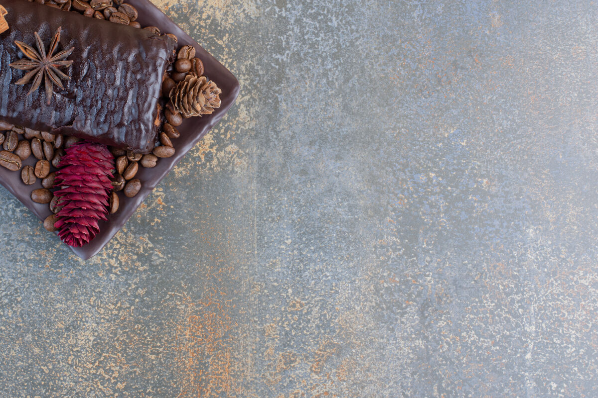 瑞士卷巧克力卷配咖啡豆和松果高品质照片美味星星茴香糖