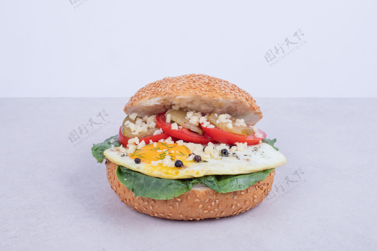 素食汉堡配煎蛋卷 西红柿 蘑菇和洋葱芝麻洋葱胡椒