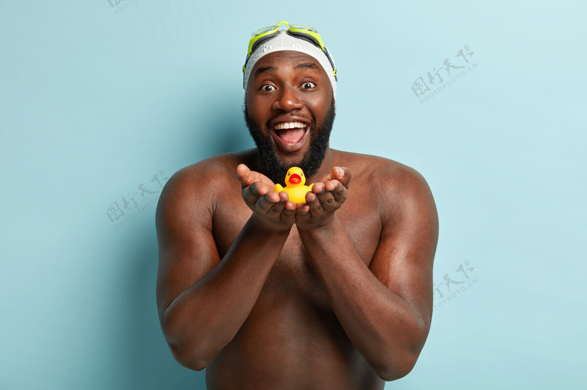 鸭子很高兴强壮的黑皮肤男人在游泳前玩得开心运动员高兴健康