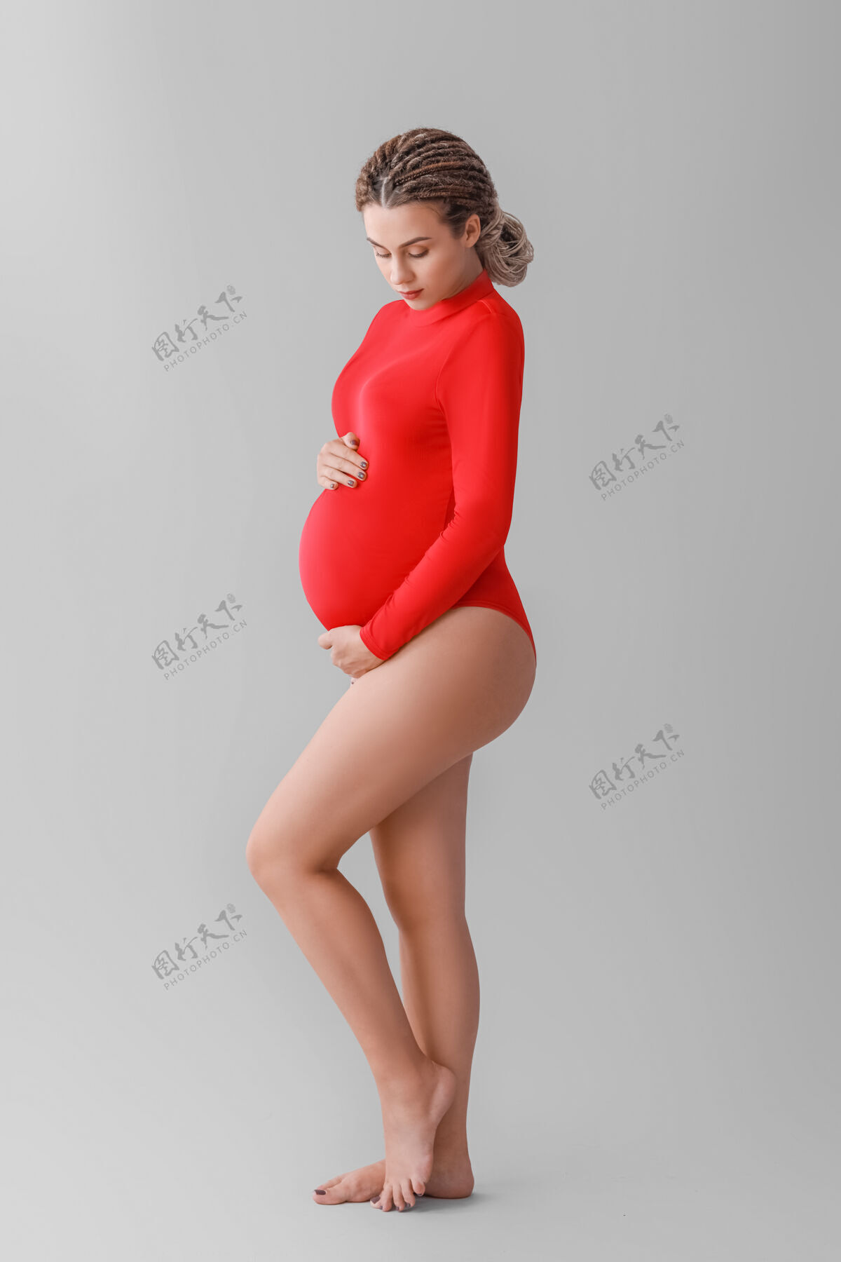 未来灰色背景的美丽孕妇腹部可怕的锁期望
