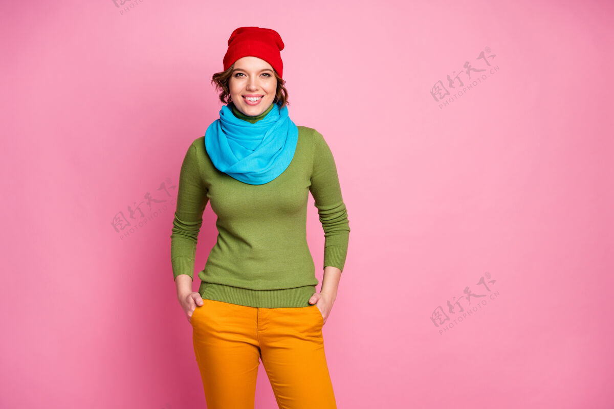 裤子快乐迷人的女孩肖像现代千禧一代人享受秋天假期放手口袋穿休闲风格的衣服隔离在粉红色的墙上季节快乐情绪