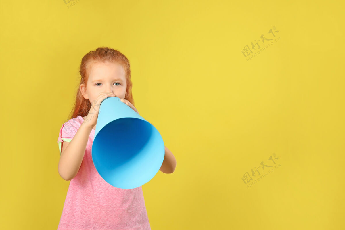 活动可爱的小女孩用彩色纸扩音器讲话可爱抗议