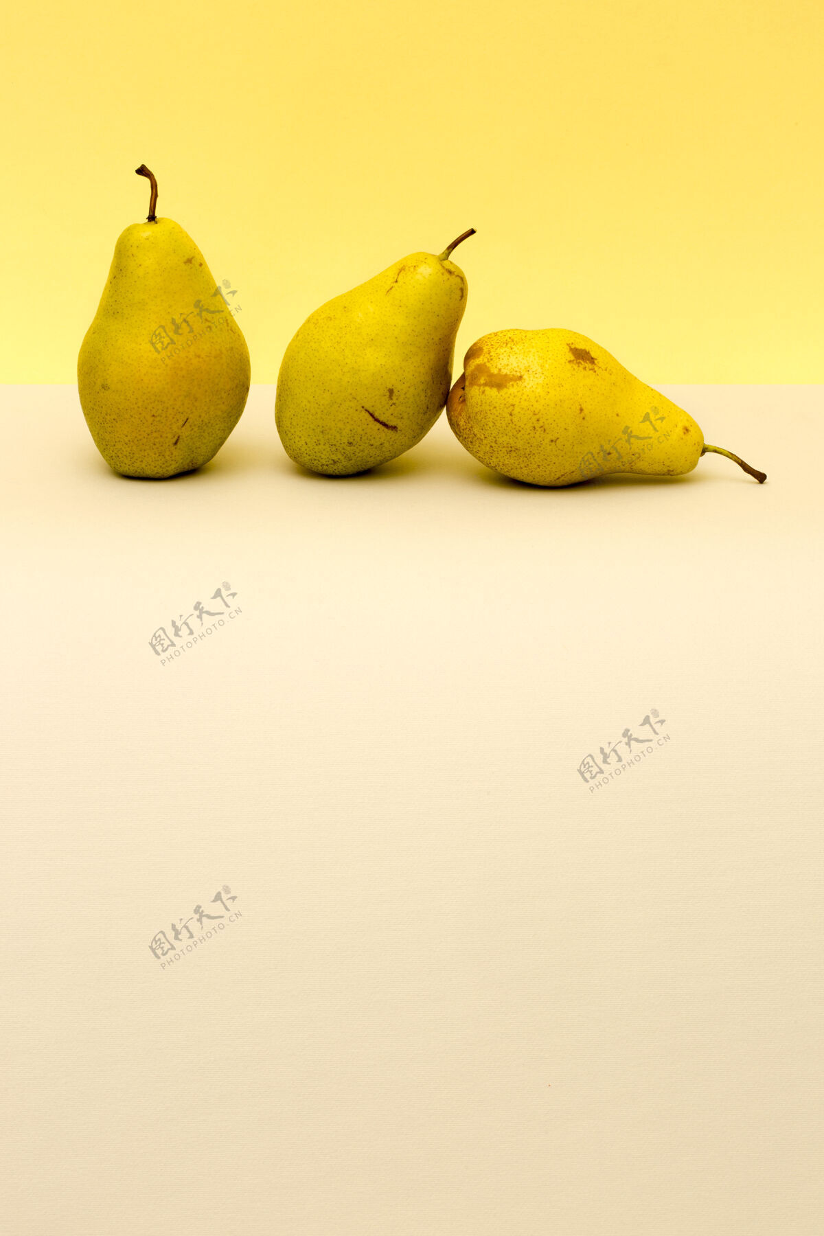 位置三个成熟的梨在彩色背景上组成作品最小