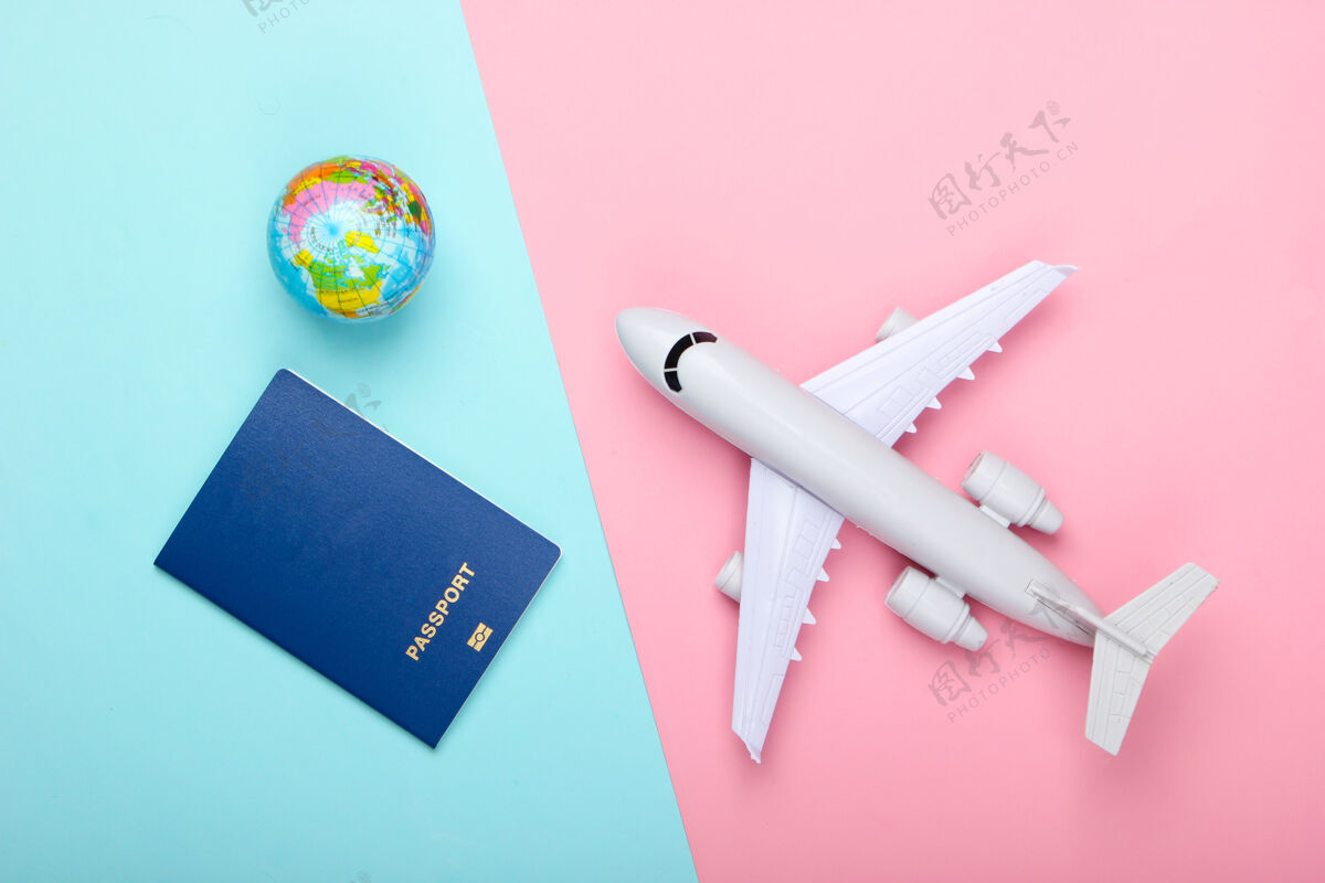 计划旅游和旅游概念移民地球仪 护照和客机雕像上粉蓝色粉彩墙顶视图平躺游客旅行护照