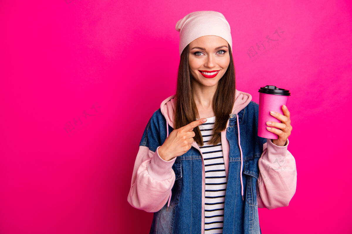 马克杯近景写真漂亮迷人可爱开朗开朗开朗的女孩手里拿着咖啡纸杯新口味推荐隔离上明亮生动的光泽充满活力的粉红色樱花色热街头风格头饰