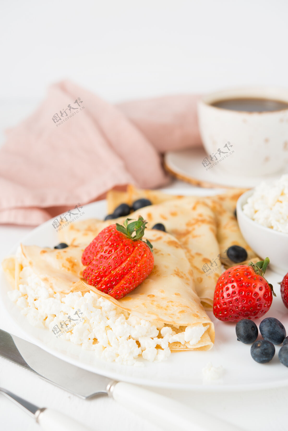俄罗斯传统的俄罗斯薄煎饼与白干酪和浆果在一个盘子里薄煎饼法国早晨