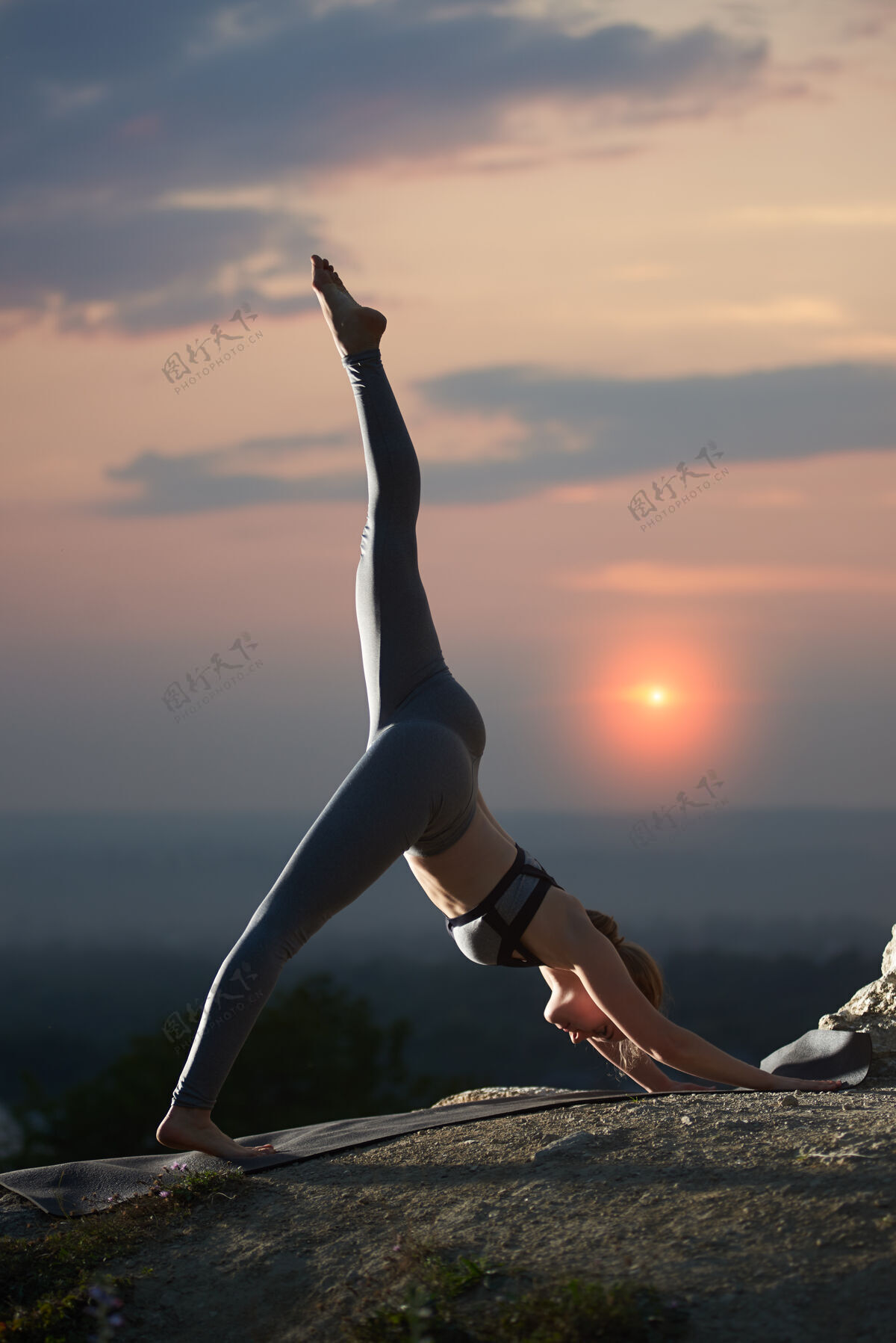水平日落时分在户外练瑜伽的年轻女子姿势风景设置