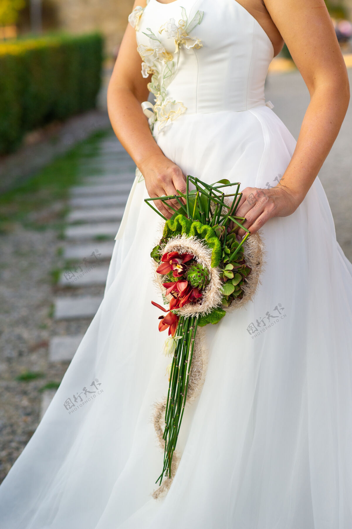 花卉新娘手中一个不寻常的加长婚礼花束前女人花束