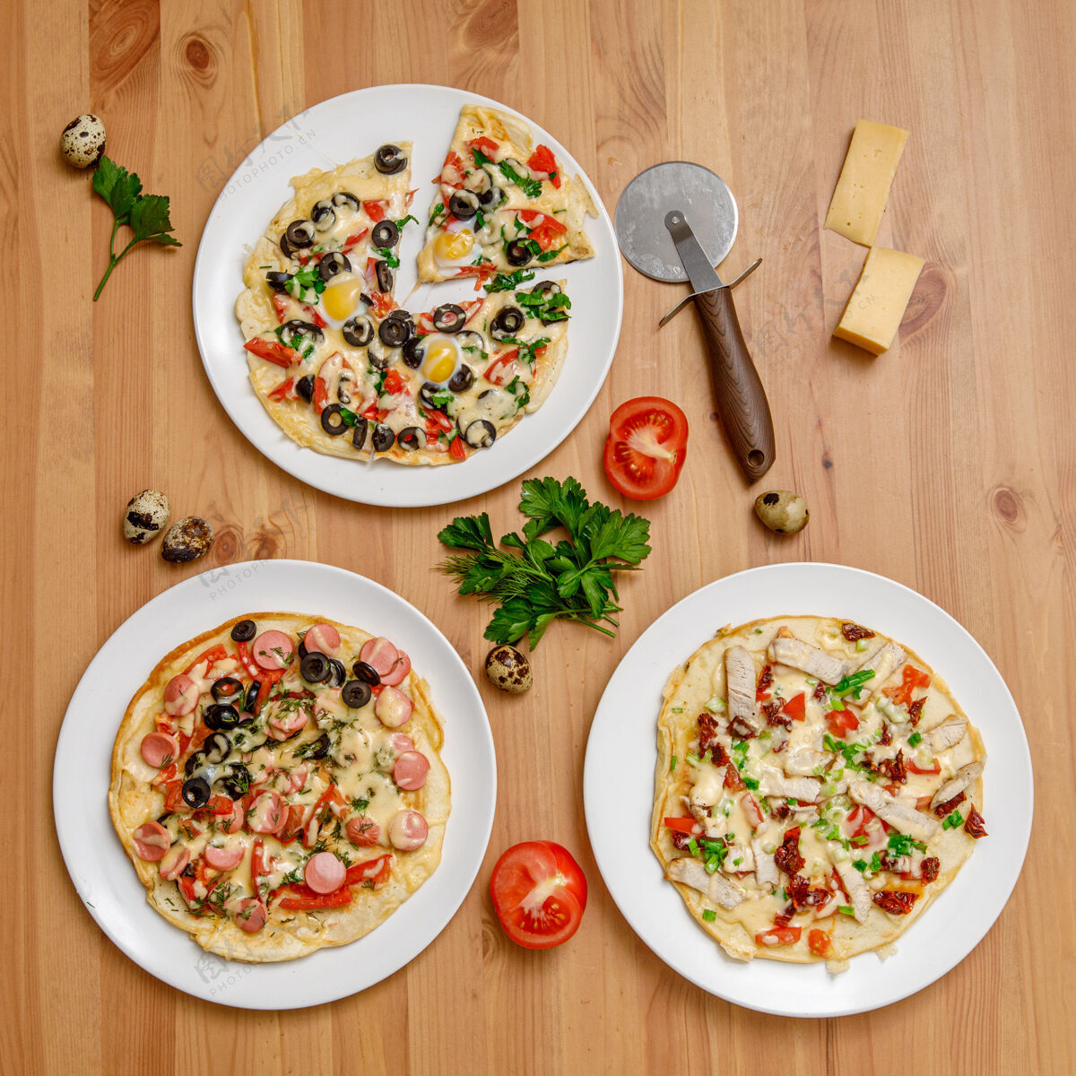西红柿木桌上放着西红柿和奶酪的自制披萨食物烹饪热的