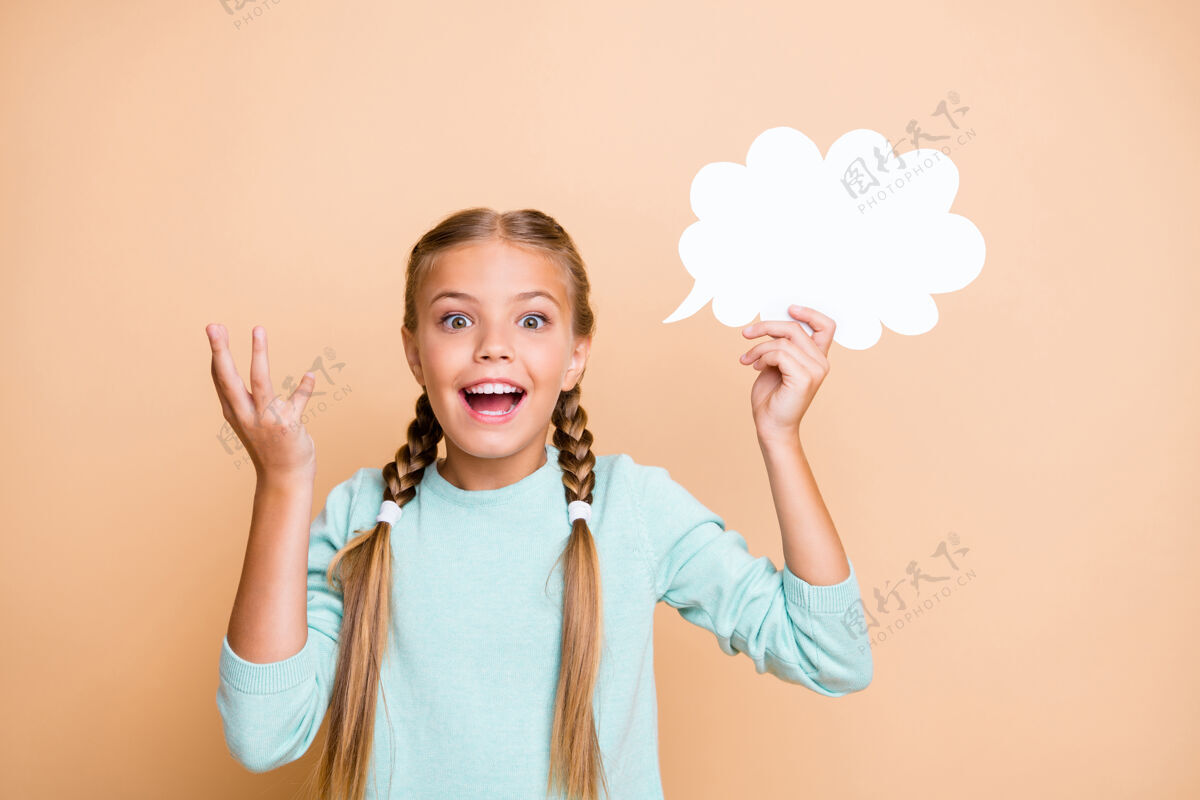 演讲美丽的小女士照片捧着白色的空纸云聪明的女生有对的问题答案穿蓝色套头衫孤立的米色粉彩墙辫子女孩孩子