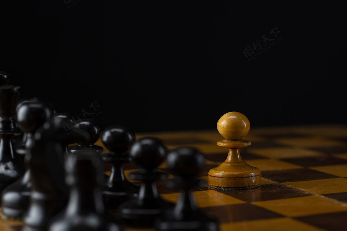 战斗一个白棋子对抗棋盘上一大群黑棋子棋盘游戏战斗