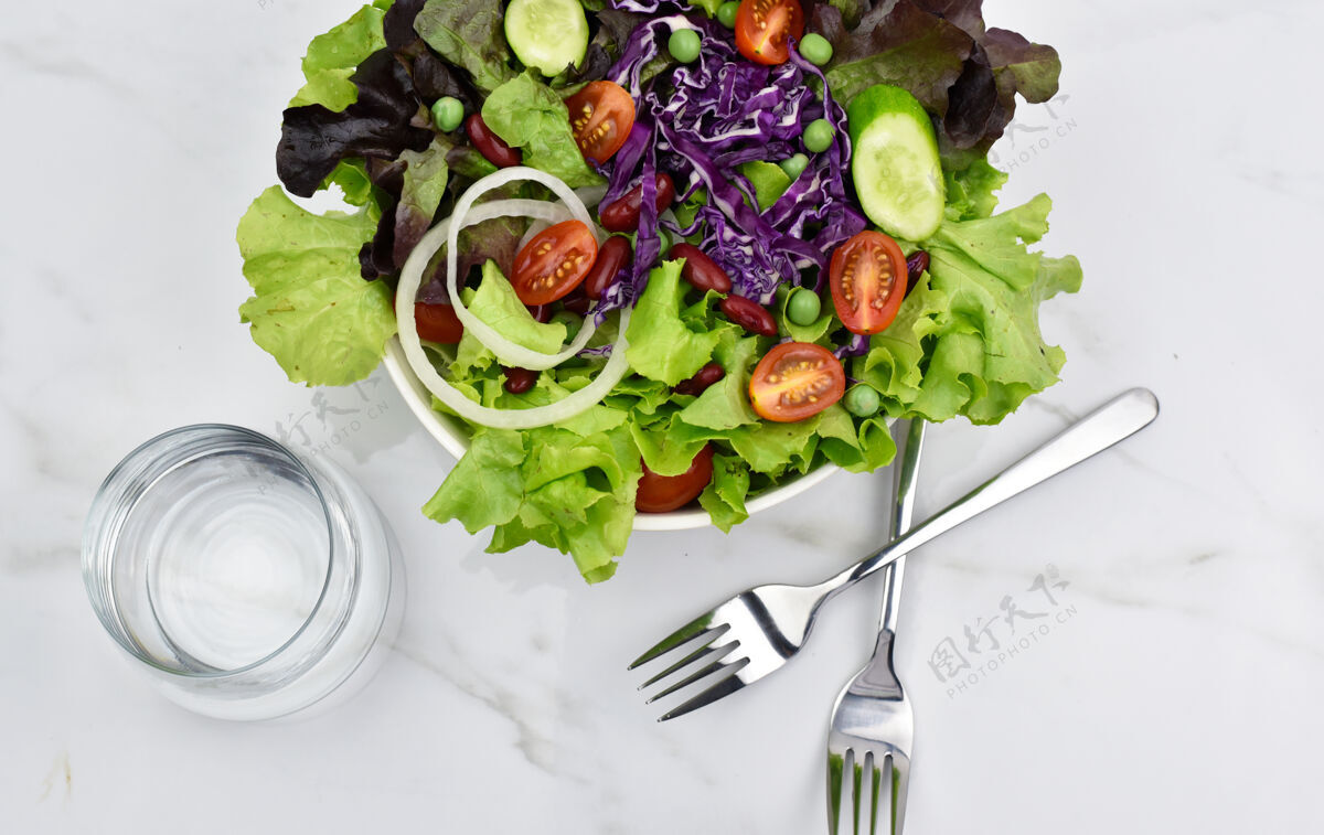 餐桌新鲜绿叶和蔬菜沙拉的俯视图有机盘子橄榄