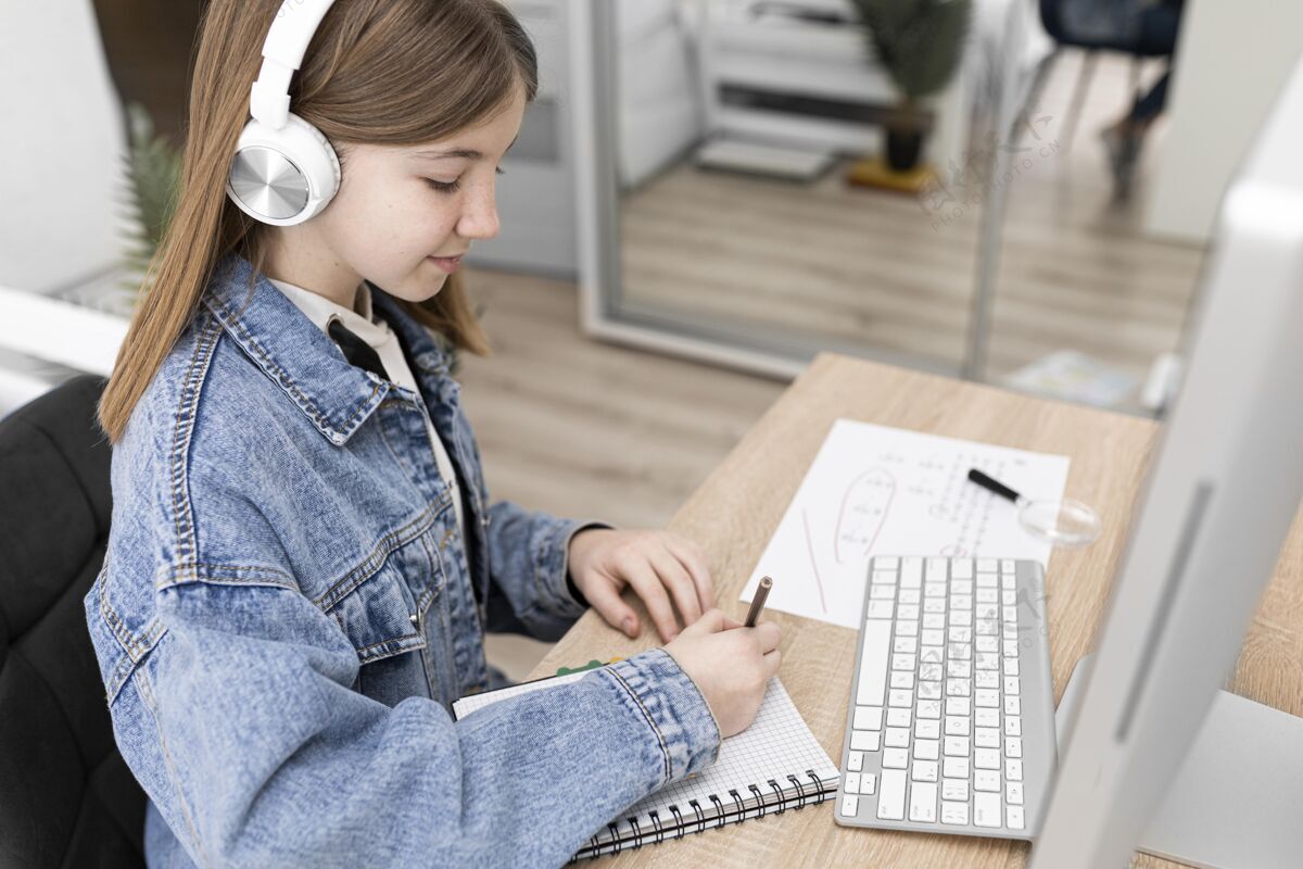 在线中等身材的女孩在做笔记教育屏幕互联网