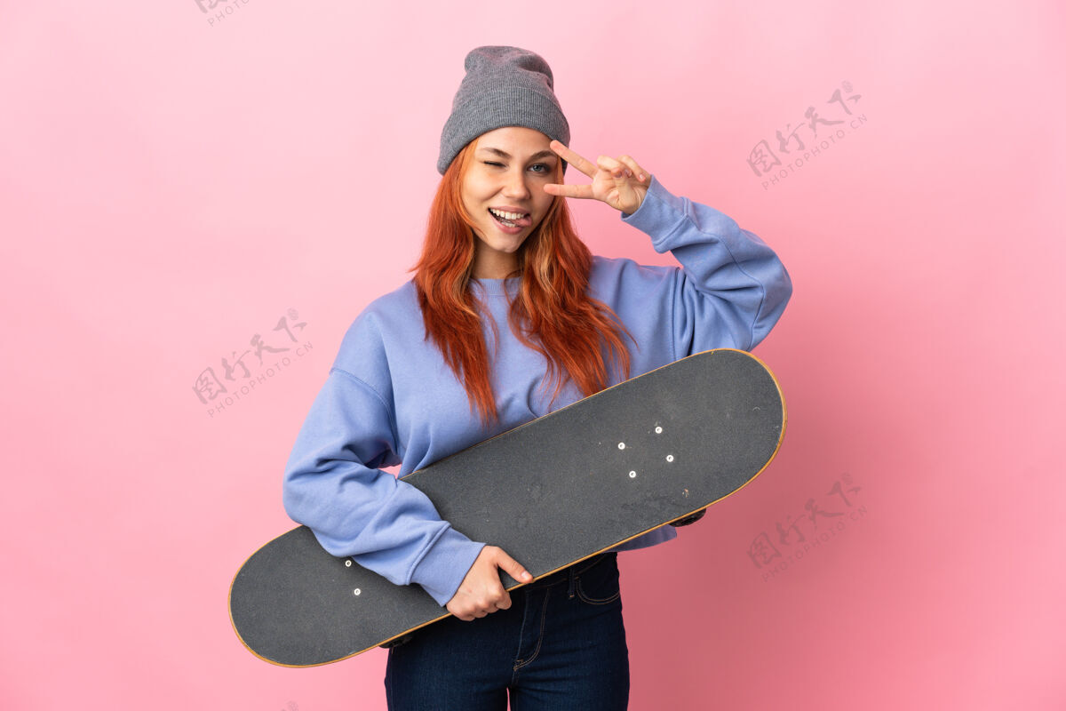 减肥一个穿着溜冰鞋 脸上露出幸福表情的俄罗斯女人健身娱乐红色