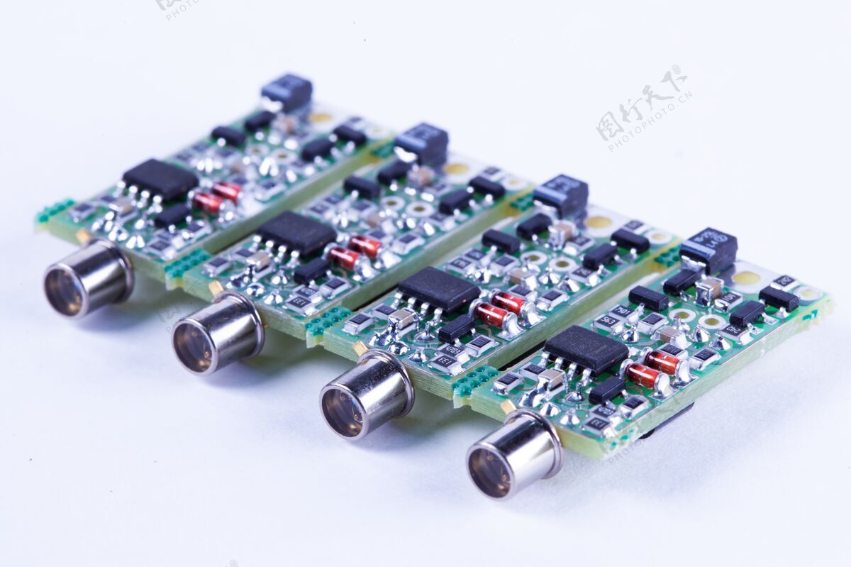 工业四个小微电路pcb的特写镜头 电线的输出放在一张白色的桌子上连接器电路电子