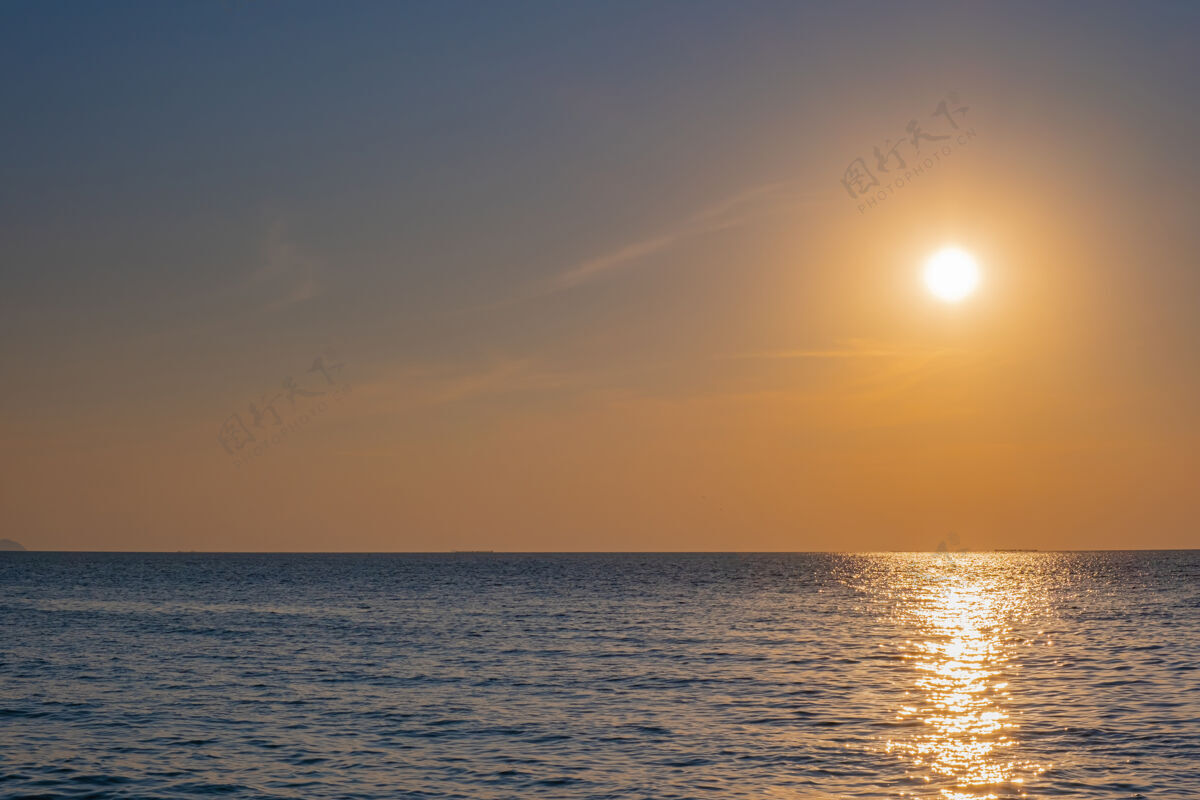 日出模糊的热带五颜六色的日落在海边日落地平线天际线