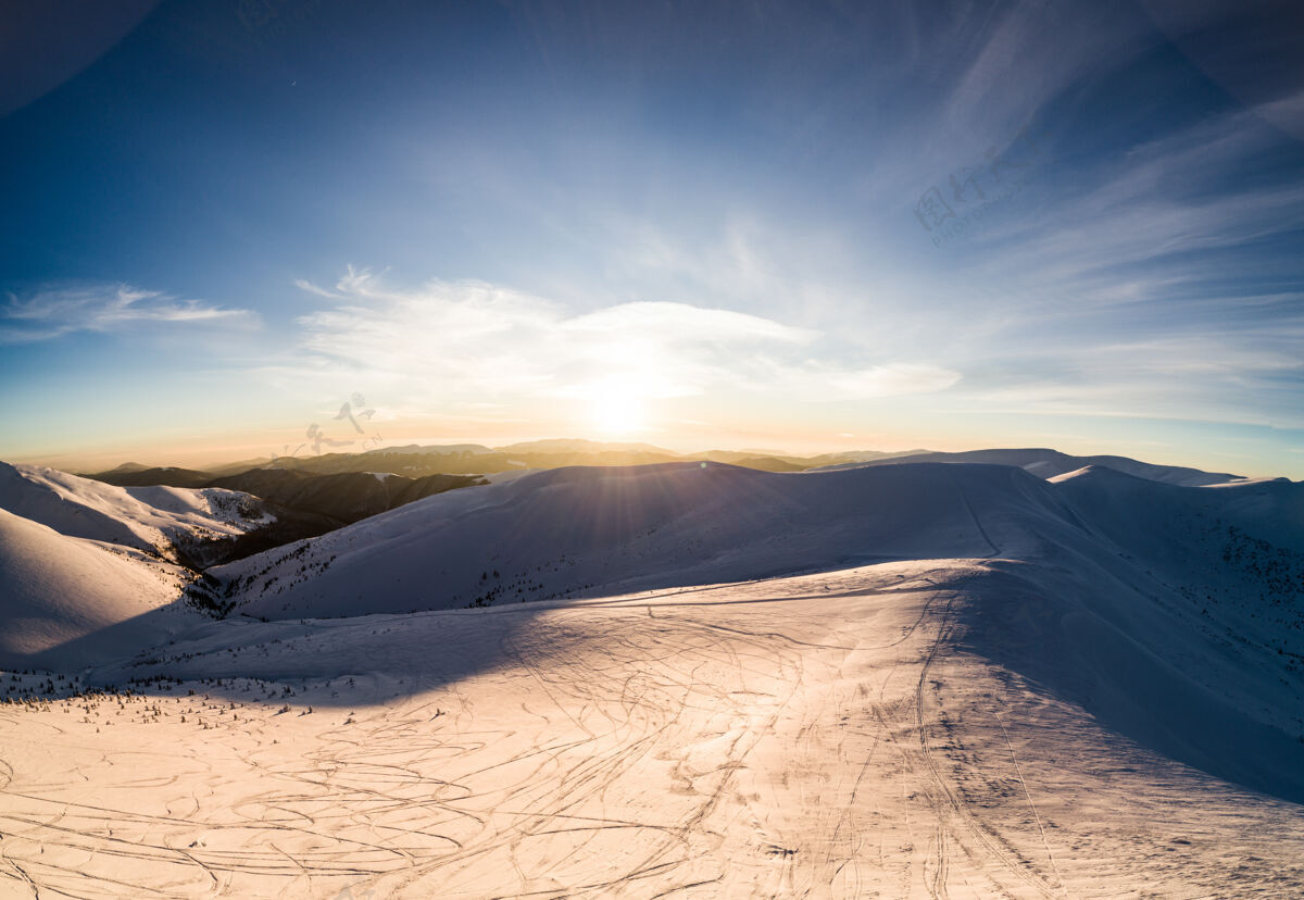 天空在一个阳光明媚的冬日霜冻的夜晚 山上有滑雪道 美丽迷人的滑雪坡俯瞰图景观全景滑雪板