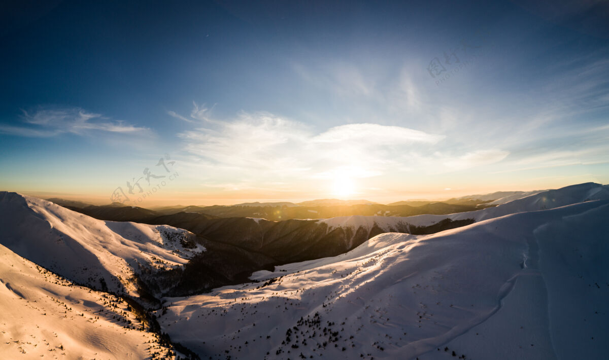 现实在一个阳光明媚的冬日霜冻的日子里 滑雪胜地令人惊叹的冬山全景户外山谷度假村