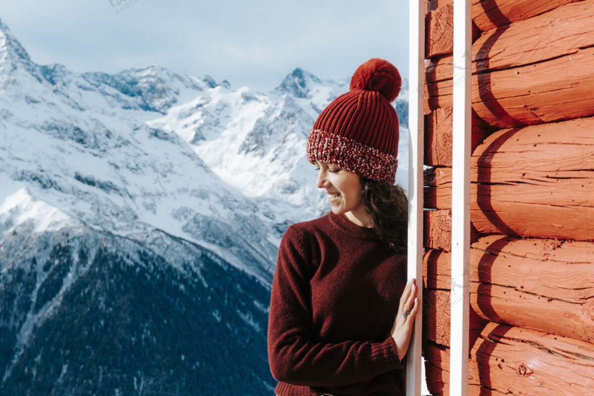 自然雪山上的女孩在晴朗的天气里休息冬天在山上晒伤了季节度假空气