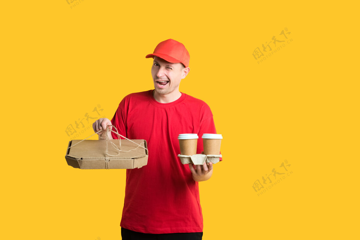 送货一个戴着红帽子和t恤的快递员手里拿着黄色的盒子和咖啡工作订单男人