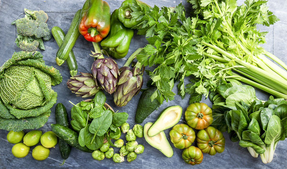 鳄梨均衡的抗氧化饮食有机绿色蔬菜食品 素食主义者和素食主义者的饮食甜椒西红柿纤维