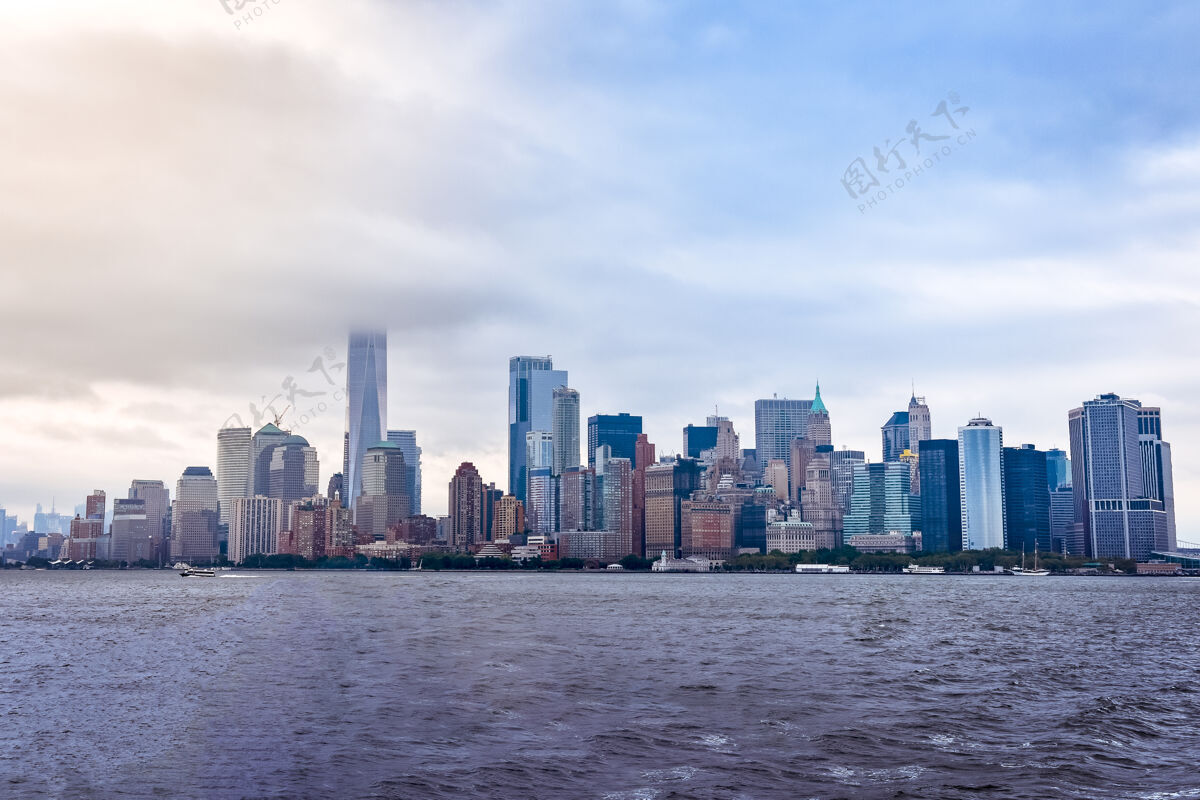 金融从自由岛到曼哈顿金融区的城市景观 在一个多雾的日子里自由贸易市中心