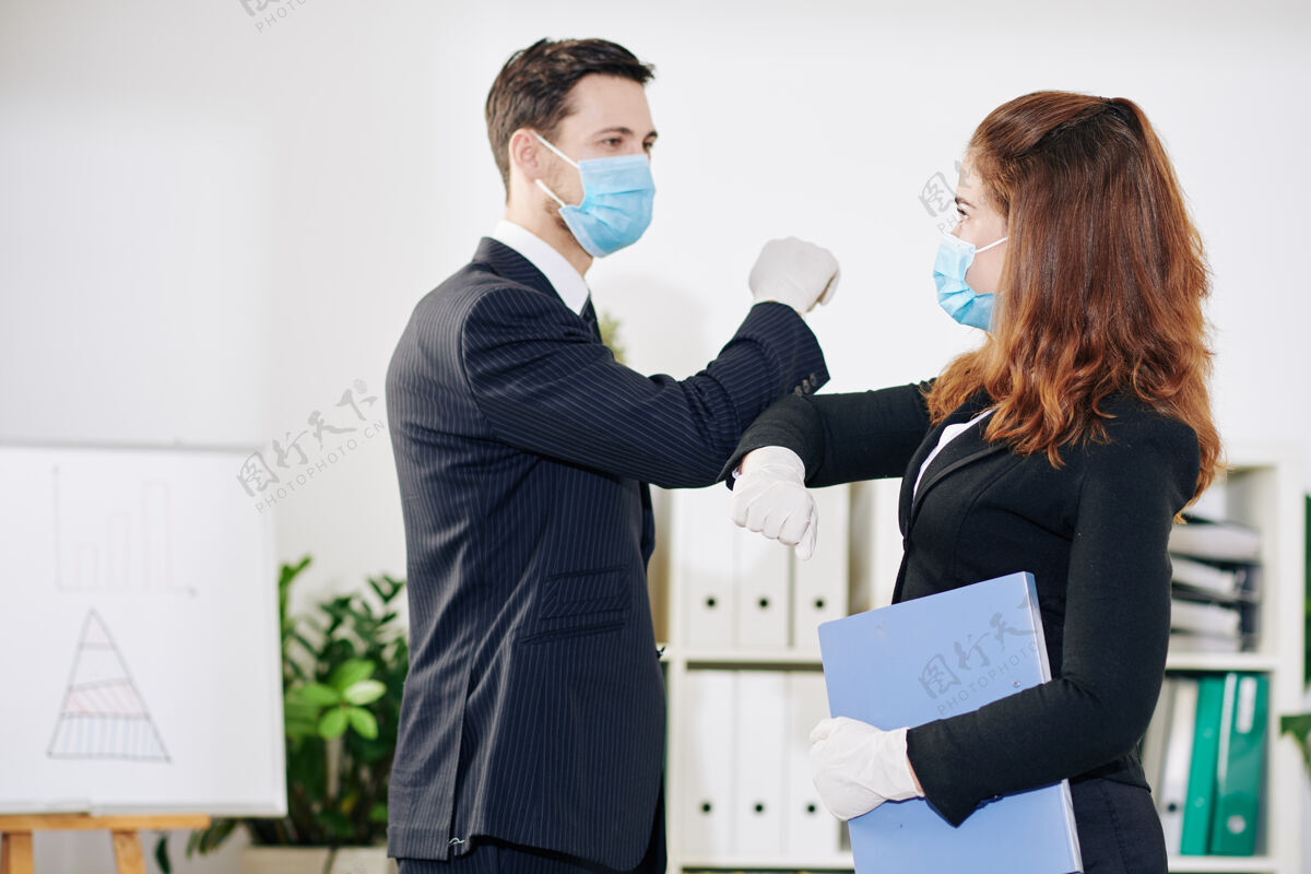 商务人士商务人士在见面前互相打招呼时 戴着医用口罩和橡胶手套做肘撞 因冠状病毒大流行成功男性自信