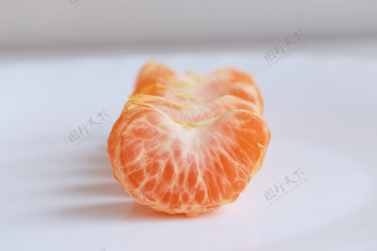 天然微距照片在一张白板片上特写了几张普通话躺在桌子背景上不对焦有机饮食柑橘