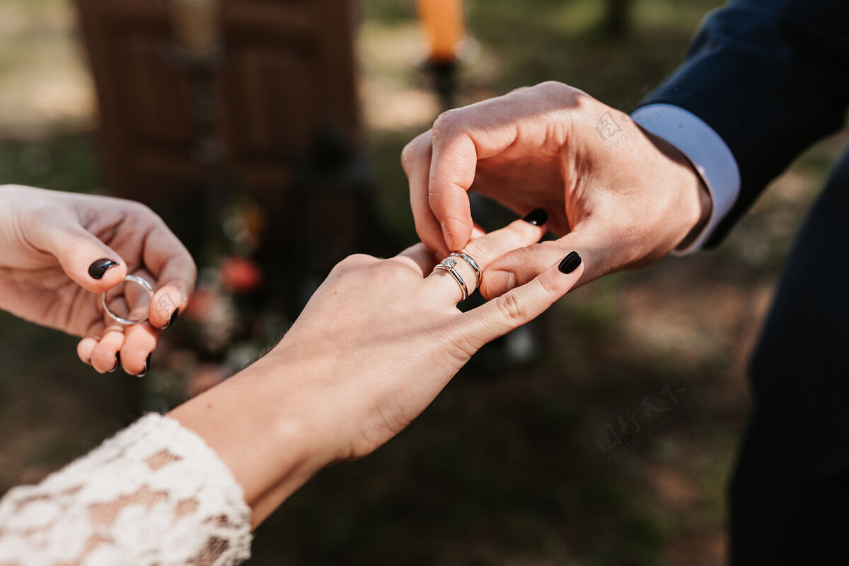 男友新婚夫妇戴上戒指 交换戒指 结婚戒指 婚礼仪式 新人 年轻夫妇 爱情 戒指优雅浪漫求婚