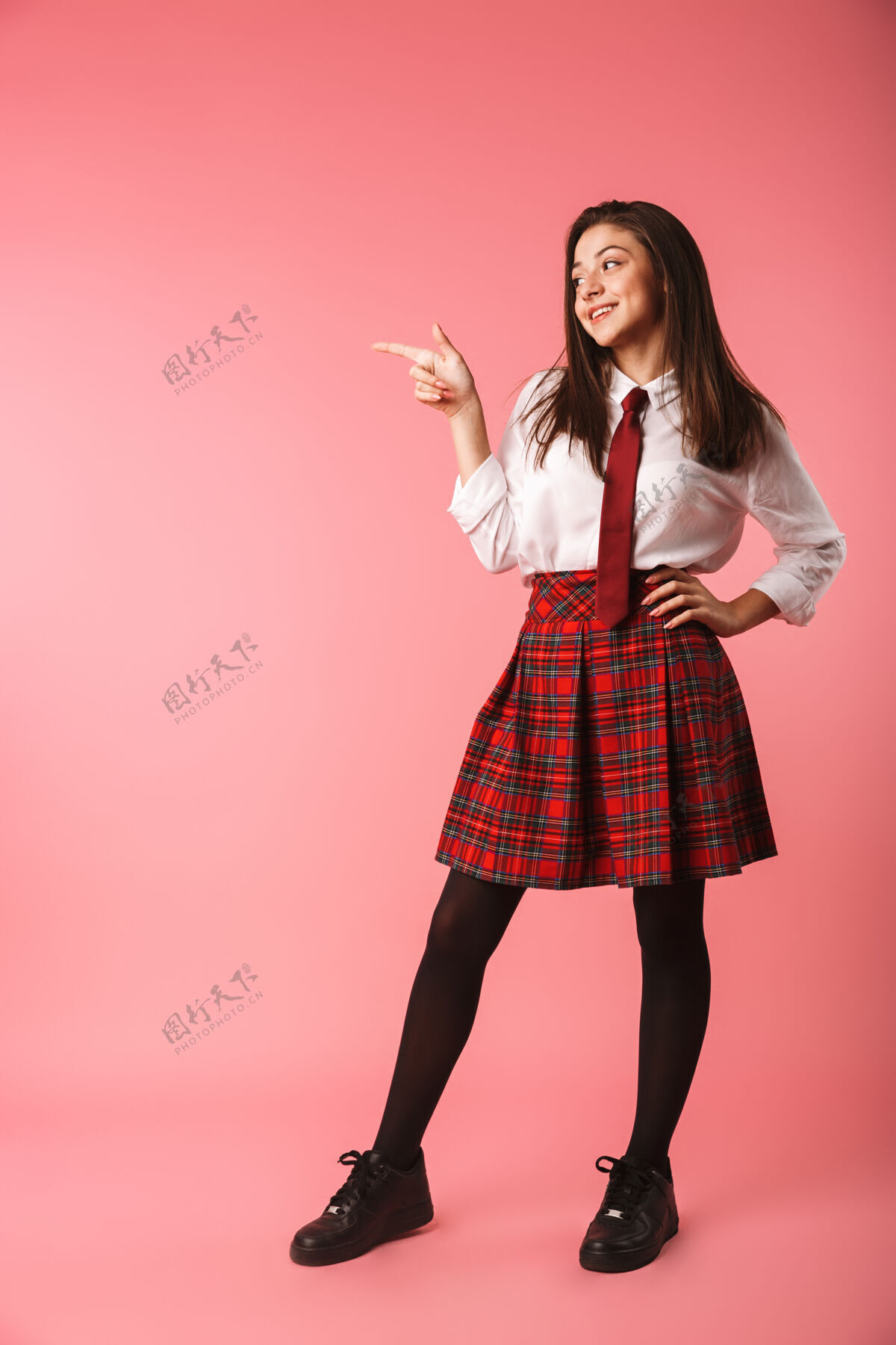 制服15-16岁穿着校服的快乐女孩站在红墙上的画像乐观积极青少年