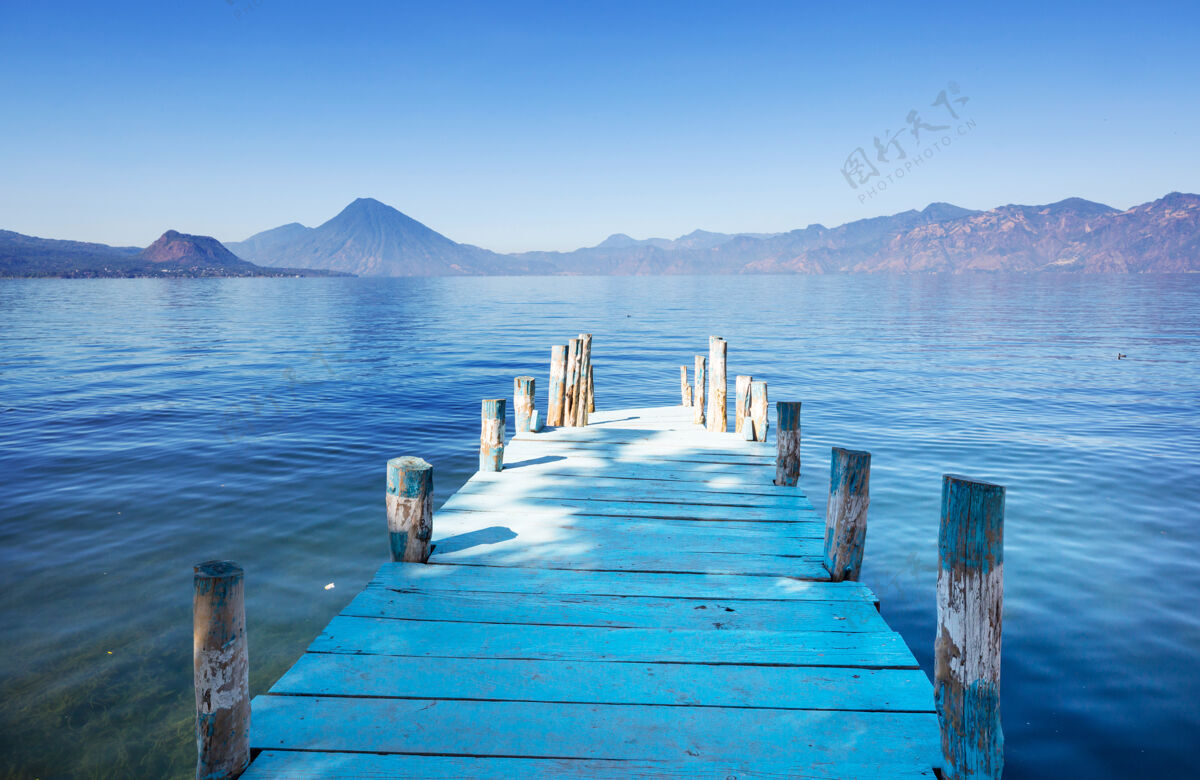 冒险中美洲危地马拉高地美丽的阿蒂特兰湖和火山伏尔坎火山口风景
